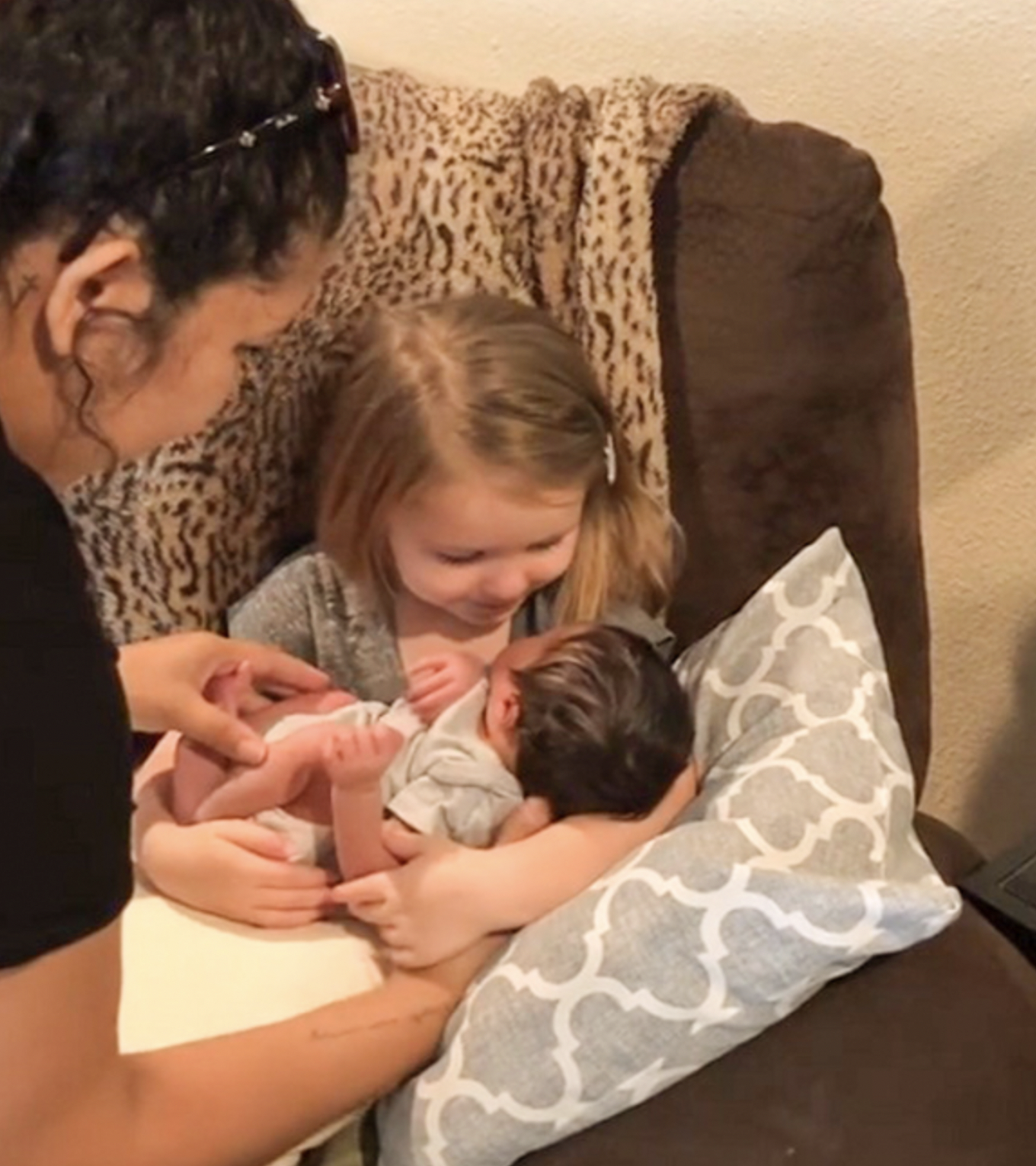 Heartwarming Moment Little Girl Can’t Hold Back Her Tears When She Meets Her Baby Cousin For The First Time