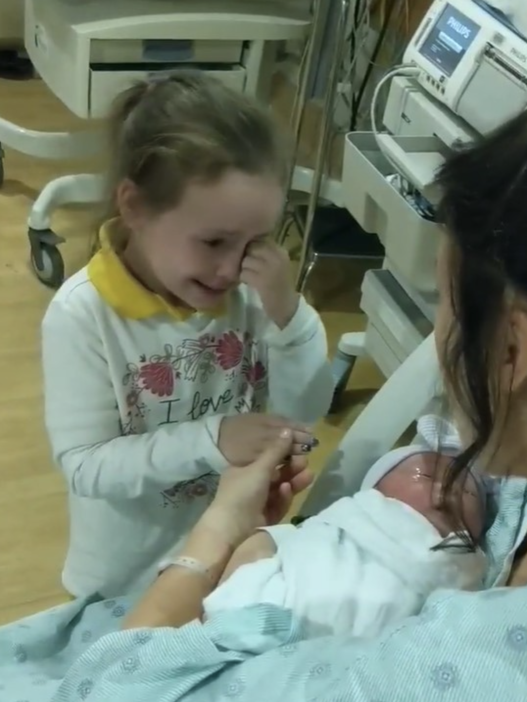 Little Girl Begins To Cry With Joy As Soon As She Sees Her Newborn Sister For The First Time In Her Mother Arms